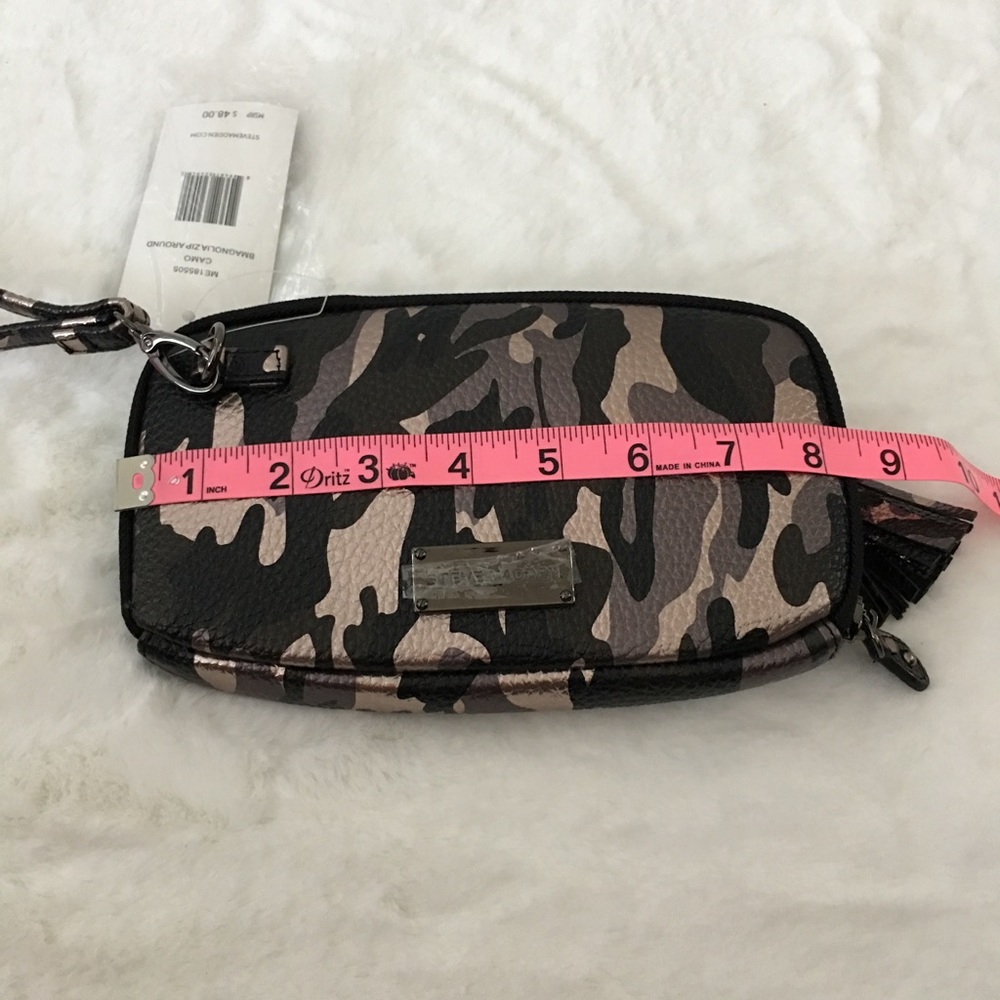 NWT Steve Madden Camo Wristlet - Picture 5 of 6